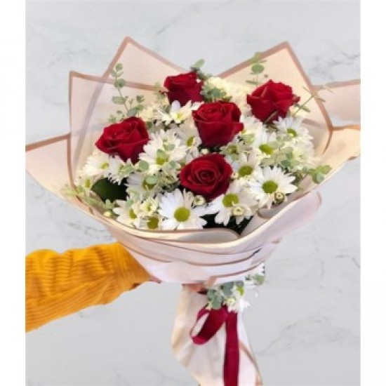 Kırmızı gül ve papatya buketi